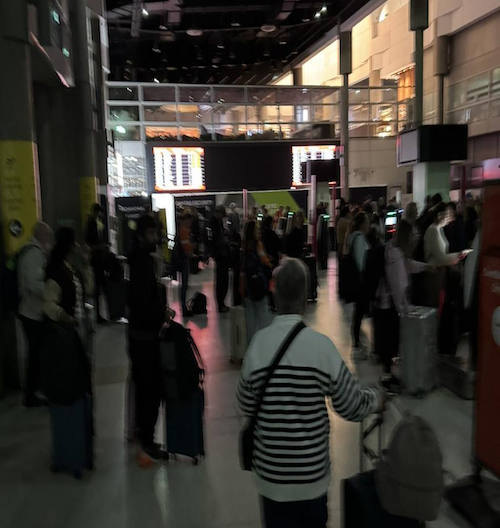 突发! 澳洲机场全黑瘫痪, 大批航班延误, 有人被困飞机里! 现场令人毛骨悚然