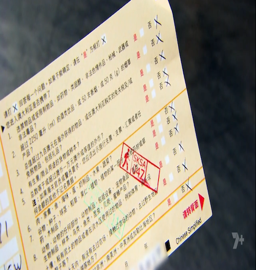 澳华人入境被拦, 包里发现这些! 海关人员一句话, 直接让她脸红! 有人当场被罚$22000