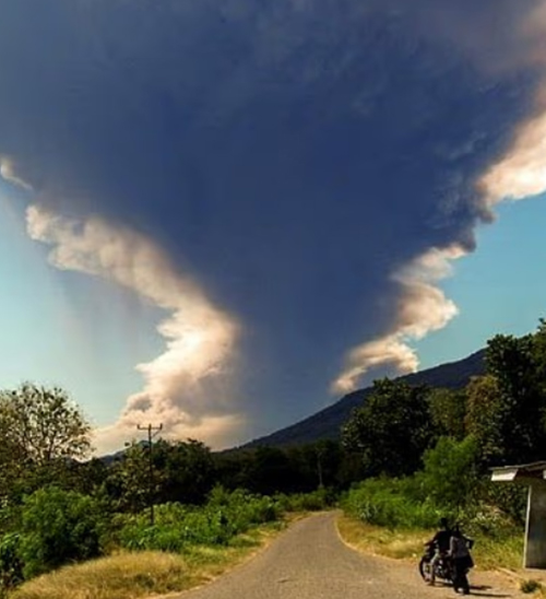 突发! 澳洲航班大规模取消, 数百人滞留! 全球数百座火山即将苏醒, 爆发力更强, 墨尔本恐被吞噬