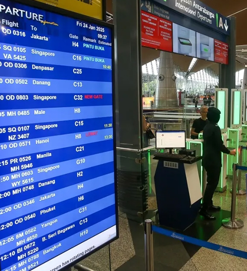 华女带俩娃大闹海关! 强扯穆斯林移民官头巾, 暴打至脑震荡! 法院这么判…