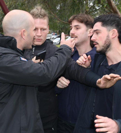 刚刚, 黑衣男子强闯大闹发布会, 州长紧急撤离! 身份不简单, 上万人请愿驱逐出境