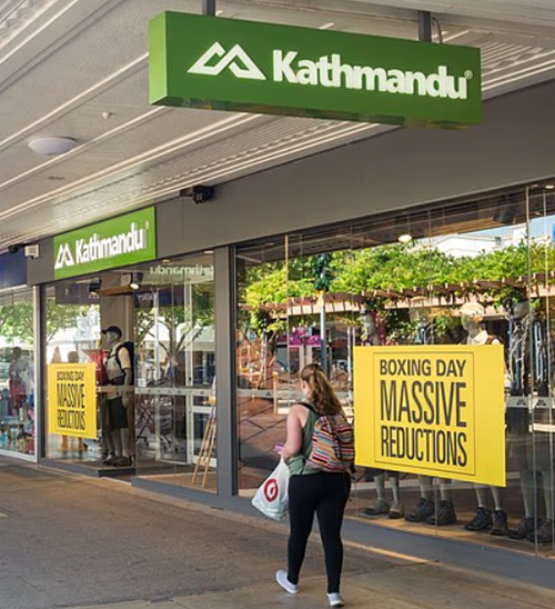 股价暴跌50%! 澳洲国民零售巨头官宣, 至少关店21家! 大部分华人都买过, 主打一个实用