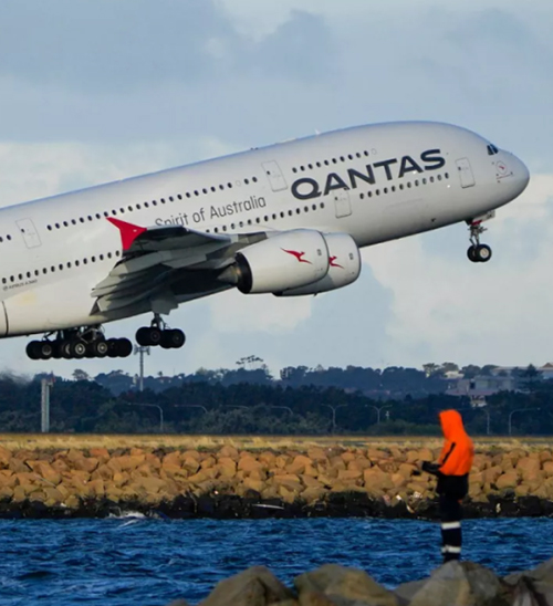 澳女乘坐澳航飞机, 突然严重哮喘! 翻开枕头, 发现惊人一幕…